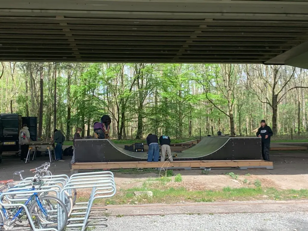 Skaters die bouwen aan de ramp