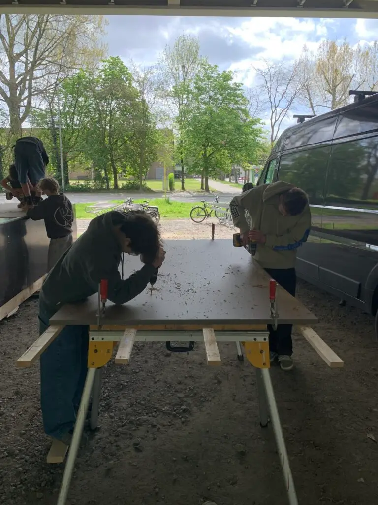 Skaters die bouwen aan de ramp